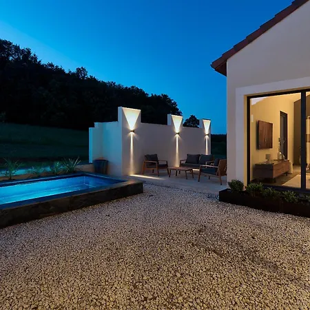 Villa Secluded Pool Near Castle