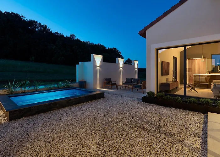 Villa Secluded Pool Near Castle