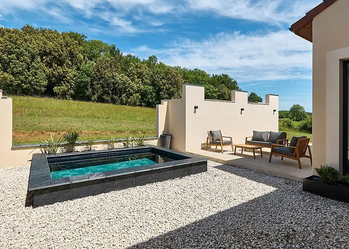 Secluded Pool Near Castle Beynac-et-Cazenac